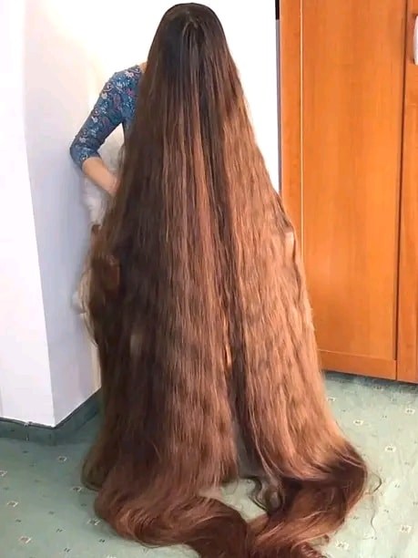 This Woman cuts her hair for the first time in 25 years here’s what she looks like today..