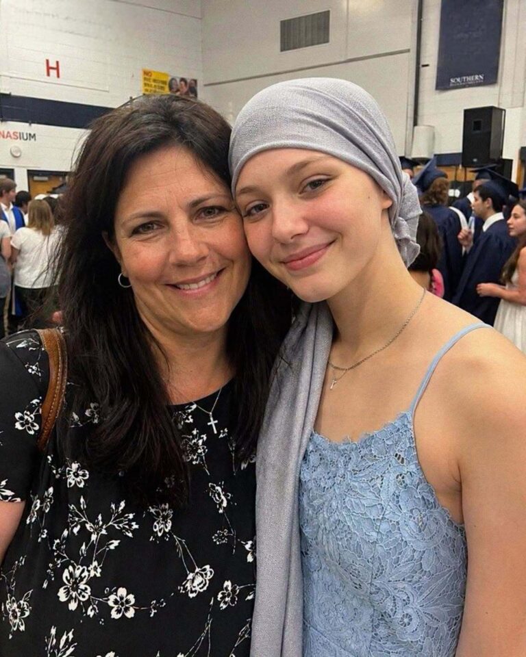 The PTA President Told My Daughter Her Headscarf Would Ruin the School Photos – What Every Classmate Did Next Left the Whole Auditorium Speechless